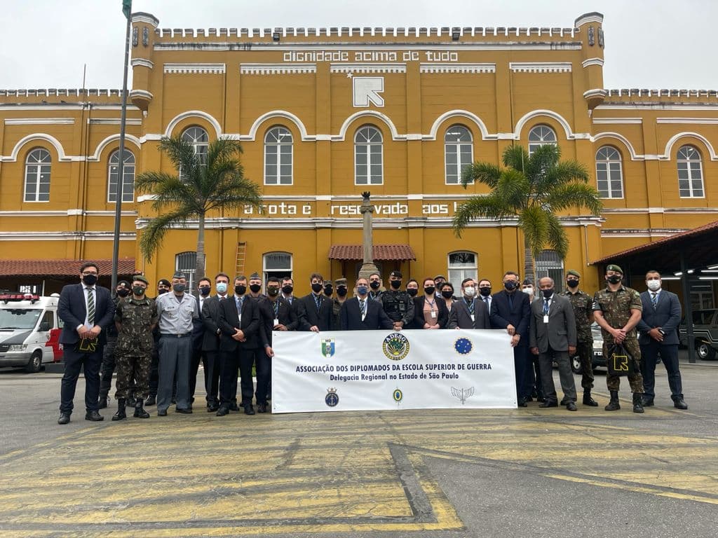 Estagiários do CEPE 64 visitam a ROTA e 2° BPChq
